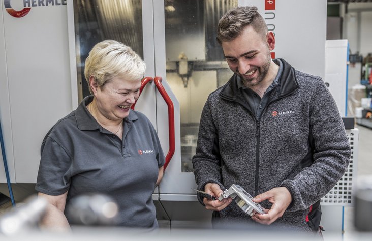 Zwei Mitarbeiter unterhalten sich in Produktion von Kern Antriebstechnik