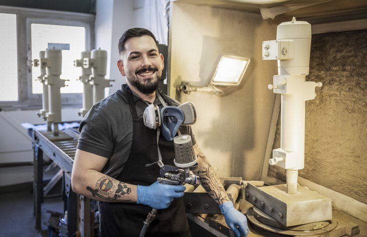 Kunststoffteil wird lackiert bei Kern Antriebstechnik