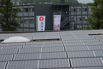 Dach mit Solaranlage von Kern Antriebstechnik