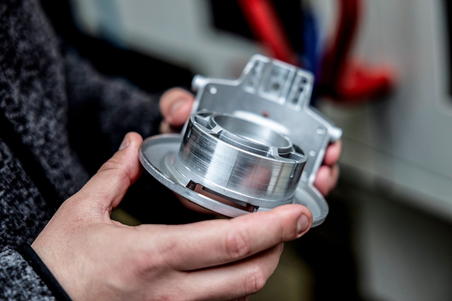 Entwicklung Elektromotoren und Bremsen Männerhände halten Bauteil der Antriebstechnik in der Hand