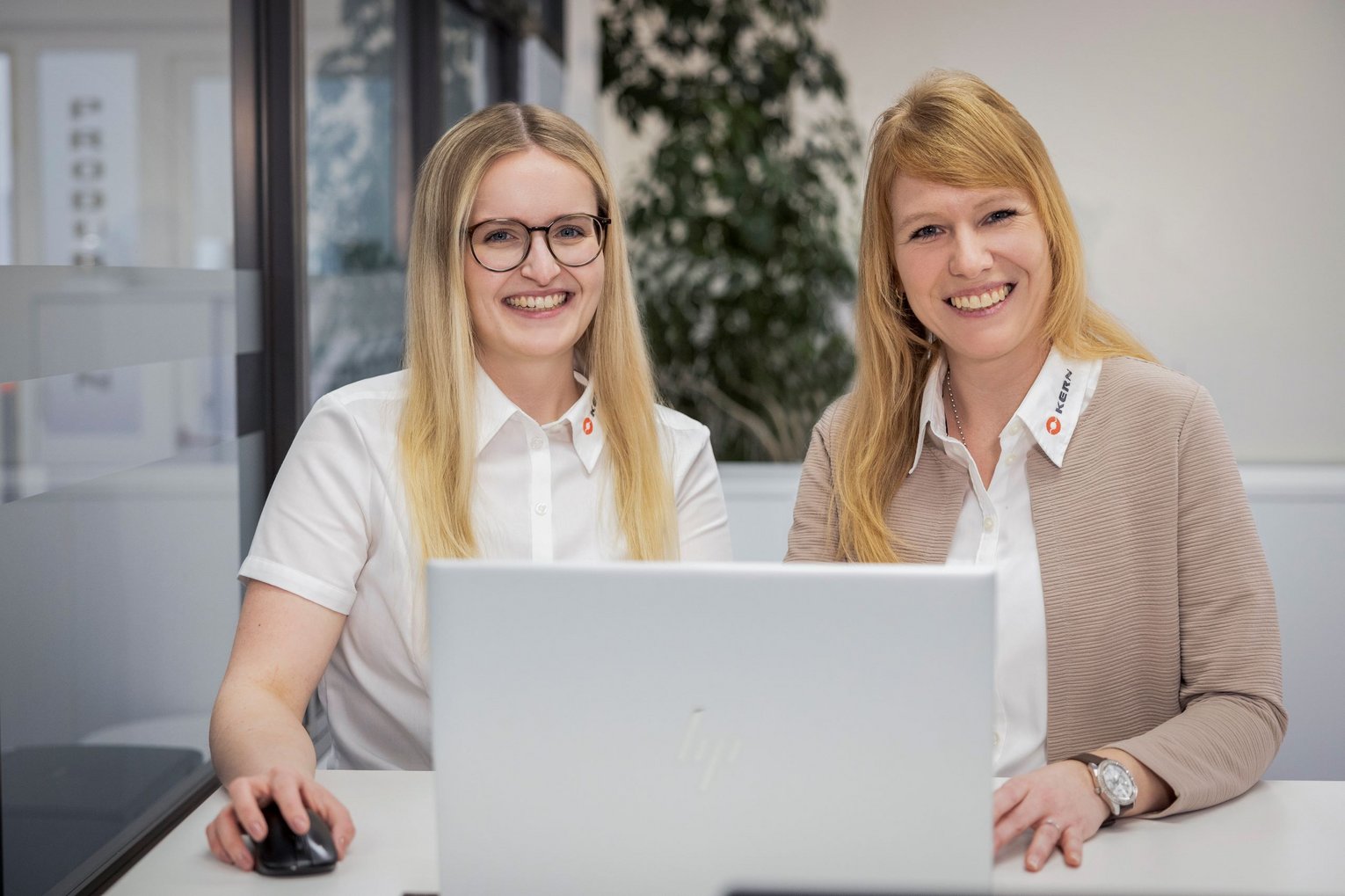 Büromitarbeiter Kern Antriebstechnik Zwei Mitarbeiterinnen sitzen vor Laptop bei Kern Antriebstechnik
