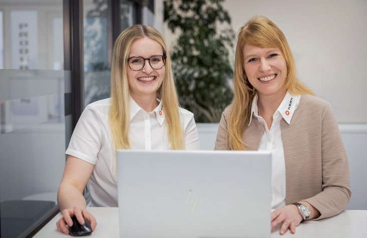 Zwei Mitarbeiterinnen sitzen vor Laptop bei Kern Antriebstechnik