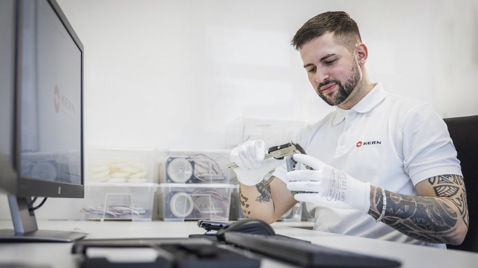 Entwicklung Kern Antriebstechnik Mann sitzt in sterilem Raum in der Entwicklung bei Kern Antriebstechnik