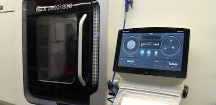 Mehrere Maschinen in einer Produktionshalle von Kern Antriebstechnik.