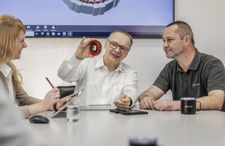 Besprechung bei Kern Antriebstechnik zwischen drei Personen